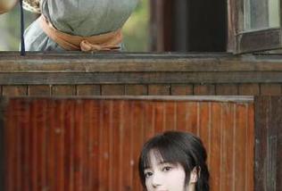 克拉女神 - 探索杨暖的圣诞魅力：精致写真合集与梦幻套图，点亮节日色彩.txt