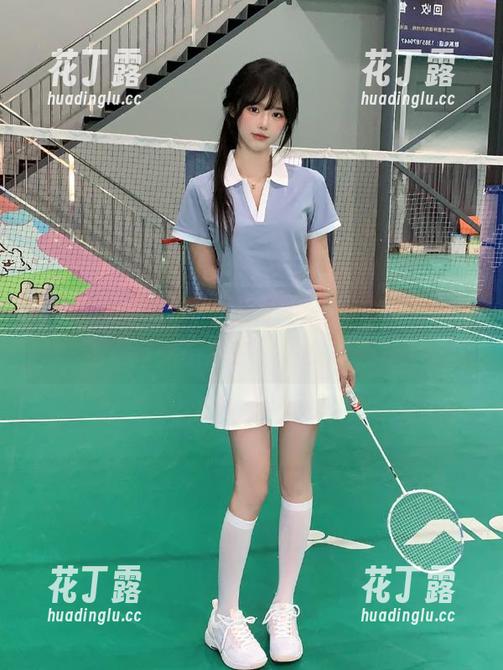克拉女神 - 观看静宜的JK写真之旅，体验她在每张图片中传递的故事.txt