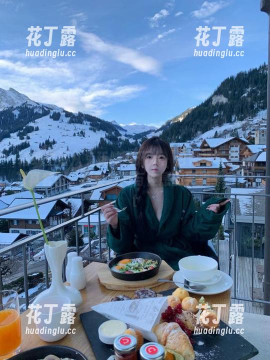 兔玩映画 精致生活从兔玩映画开始:包臀裙与黑丝写真套图,探索时尚与性感的完美平衡.txt