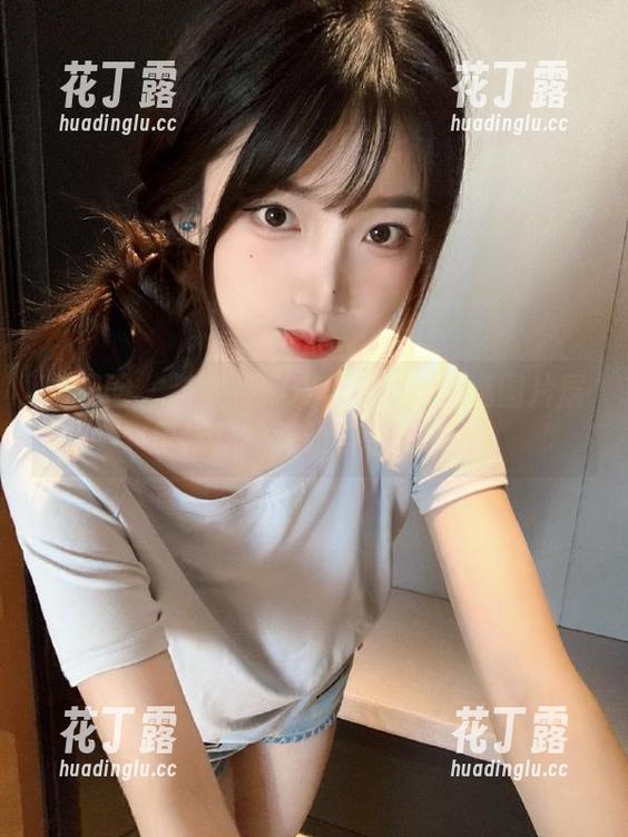 嗲囡囡 - 与模特YOYO同行：精选图片展示棉袜的灵动与优雅.txt