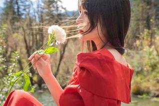 爱死“玻璃房少女”了！快来看看“坏露露香宝”的独特图包，超多新资源等你来发现！.txt