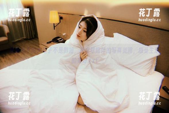 在阳光下的大梨子不是御姐，海洋球陪伴的写真美图，感受生活的美好.txt