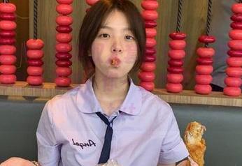 头条女神 - 尹菲双人套图分享：揭开我们拍照的幕后花絮，你一定想不到的欢乐！.txt