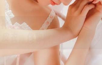 头条女神 - 火儿皮衣写真图包：穿上这件皮衣，你也能成女神！.txt