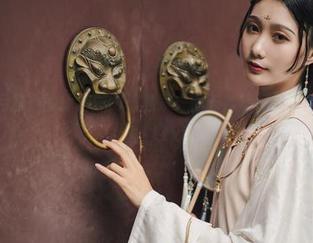 一窥“如月灰”的旗袍魅力，独家“斯卡哈旗袍”图包资源带你飞！.txt