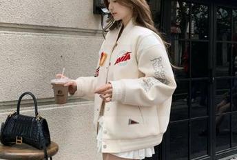 黑色之下的自信：孙乐乐(손예은)写真图集，散发别样的魅力.txt