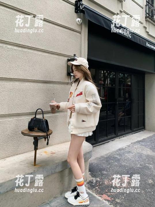 黑色之下的自信：孙乐乐(손예은)写真图集，散发别样的魅力.txt