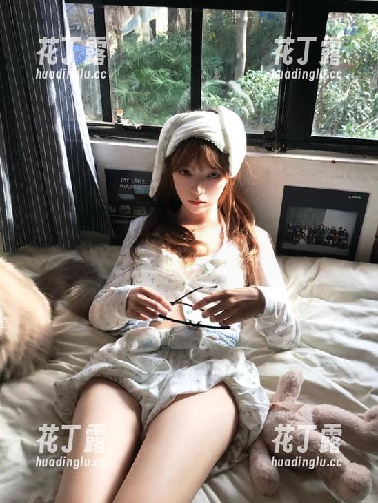 微密圈 - 小优优子在线写真专辑：牛仔裤下的风格与个性尽展.txt