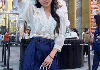 让我们一起欣赏小女巫露娜：亮片裙肉丝全套图包，完美展现时尚风格！.txt