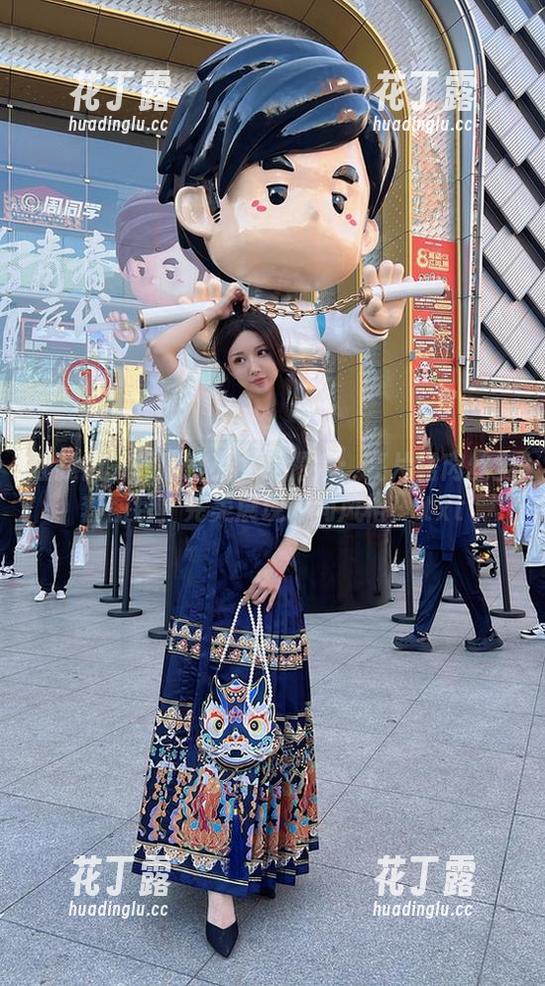 让我们一起欣赏小女巫露娜：亮片裙肉丝全套图包，完美展现时尚风格！.txt