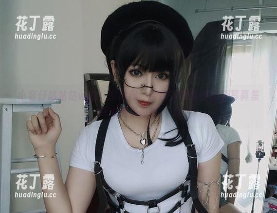 小容仔咕咕咕w的私密世界：带你下载她的套装写真集，探索更多可能！.txt