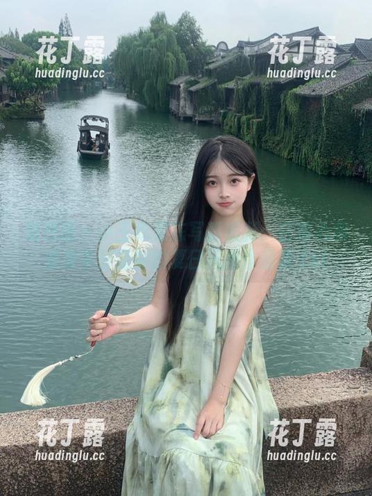 小玉吃果冻 微密圈 - 小玉吃果冻写真摄影:白背心和紧身牛仔短裤的夏日风尚作品集.txt
