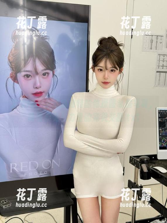 尤果网 - 小潘鼠独特的体操服私房写真，展现柔美与力量的完美交融.txt