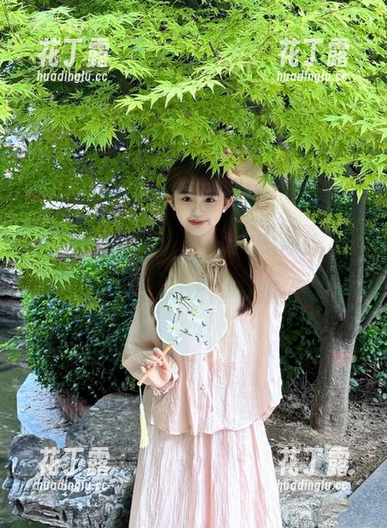 尤果网-张译文 尤果网 - 热辣JK写真来袭,张译文分享极致美图,让你眼前一亮!.txt