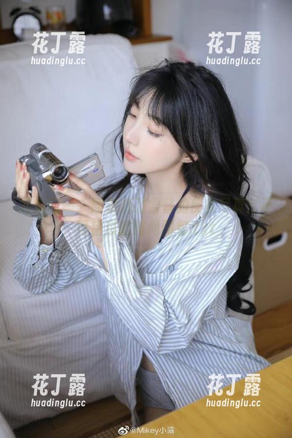 尤果网 - 一同赏析张雪馨的皮衣写真：不可错过的时尚图包.txt