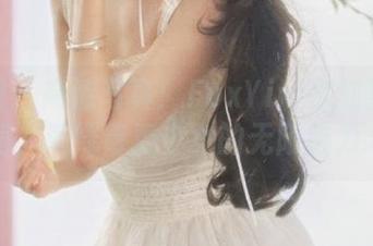 尤物馆 - 高清写真：FoxYini孟狐狸身着短裙，演绎青春少女的无限魅力.txt