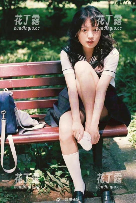 尤物馆-小尤奈 尤物馆 - 在小尤奈的校服写真图库中,感受校园生活的甜美与青春的气息。.txt