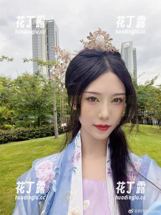 抖娘利世 梦幻瞬间:跟随抖娘利世的私拍交际花原图,感受光影中的独特故事与情感!.txt