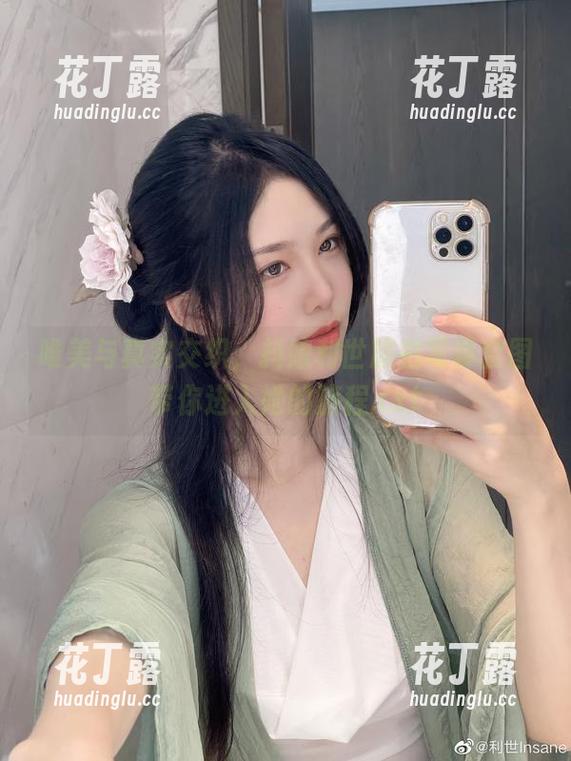 唯美与真实交织，抖娘利世旅拍写真套图带你进入她的旅程.txt