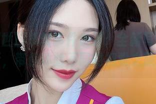 抖娘利世图书馆事件系列：全新写真套图更新，带你体验不同的视觉之旅.txt