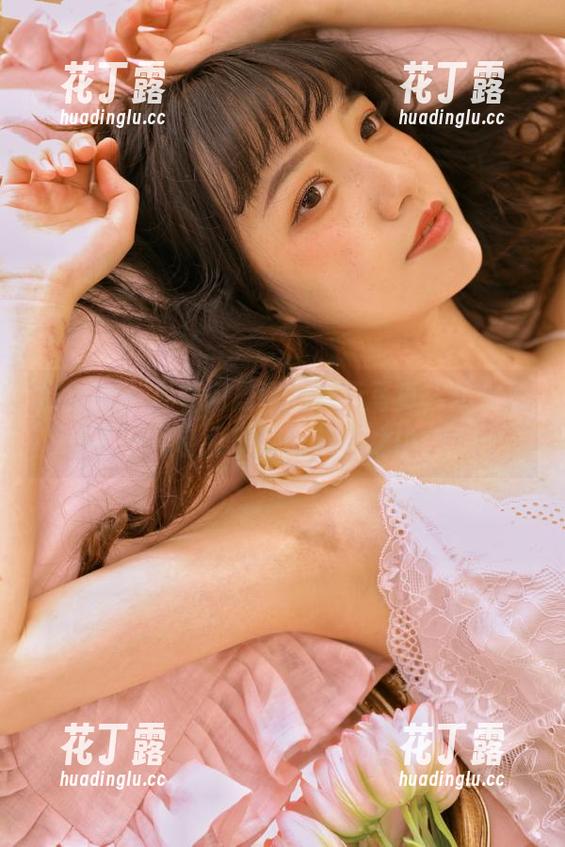 推女神 - 观看何晨曦的夏天写真，仿佛置身于一幅色彩斑斓的梦境之中。.txt