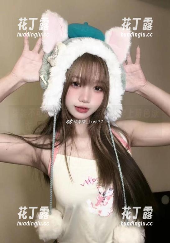 柒柒不可爱最新力作写真集：穿上粉色泳衣，为你带来无限清凉幻想！.txt