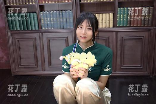 柳丸短裙唯美瞬间：高清呈现独特cos玩味与风采.txt