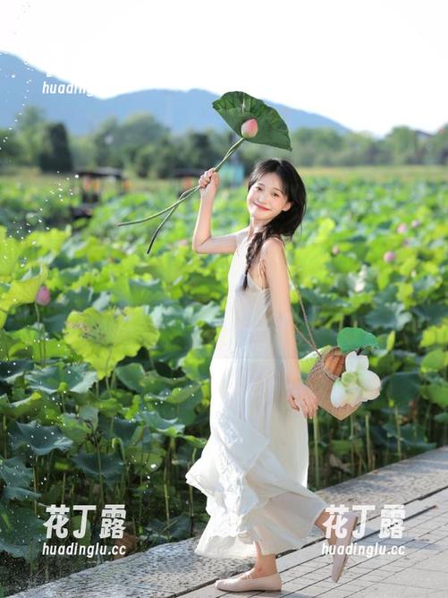 桃沢樱呀 微密圈 - 精选套图|桃沢樱呀穿搭白色裹胸吊带袜,展现个性与时尚的完美碰撞.txt