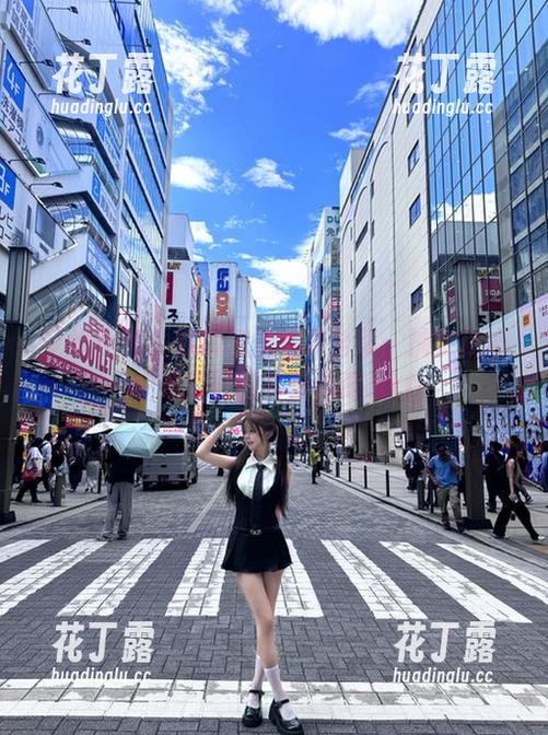 梦丝女神 - 璇璇灰丝写真合集：捕捉你心中最柔软的那份情感.txt