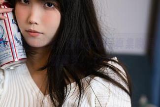 夏日小院的温暖时光：汪知子的写真集唤醒你心底的甜蜜梦！.txt