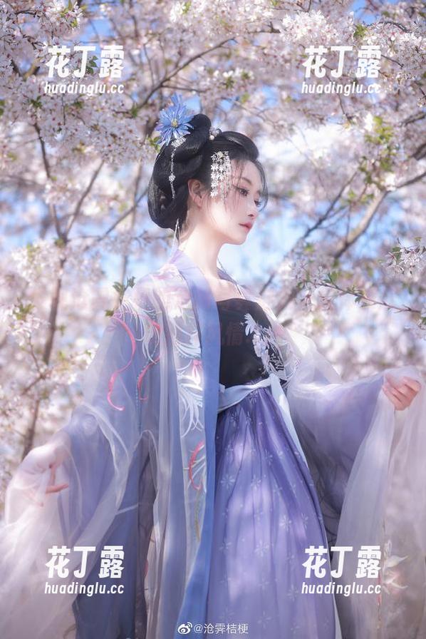发现沧霁桔梗的定制写真魅力，连体衣展现别样风情.txt