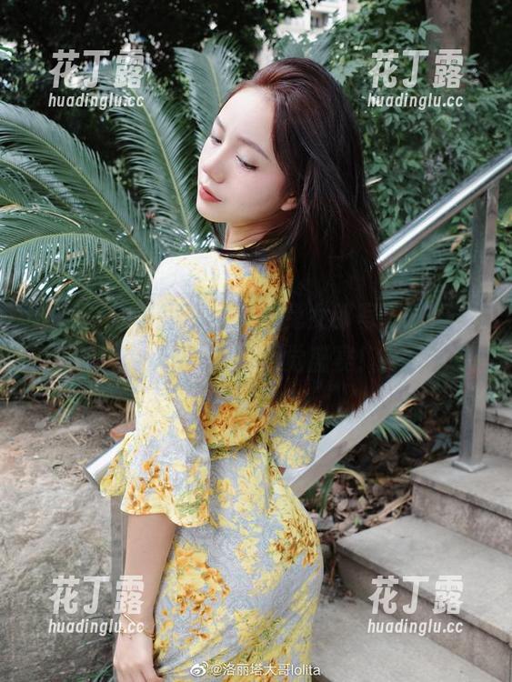 洛丽塔大哥呈现：蕾姆兔女郎写真壁纸，让你心动不已的视觉盛宴！.txt