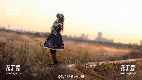 精选美图欣赏：洛桑w伊梓与升玖老师毛衣的独特搭配.txt