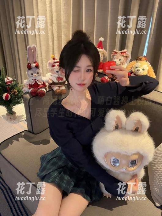 爱蜜社 - 高清壁纸特辑：萌白酱换上校服，尽显学生时代的可爱魅力.txt