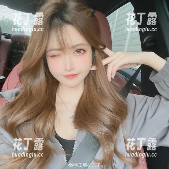 清凉一夏，王羽杉泳装写真免费获取，带你游览海滩风光.txt