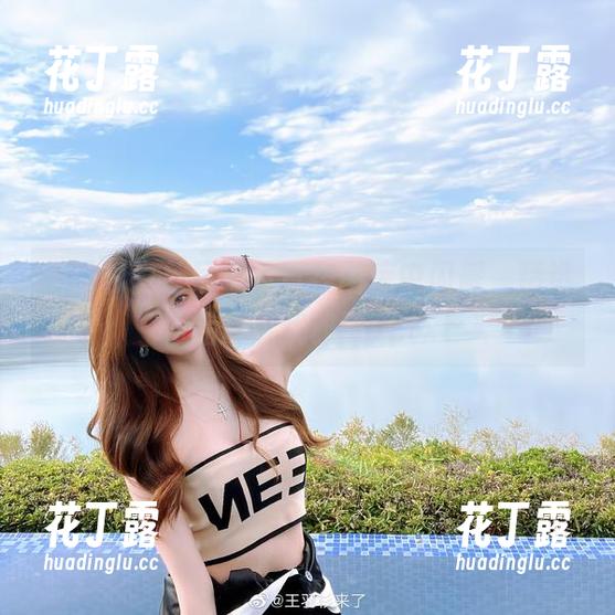 王羽杉白色吊带写真在图库中闪耀，精选作品尽展优雅风采.txt