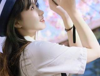 瑞丝馆 - 精选图库：Eileen爱琳以毛衣为主题的写真，传递出凛冬中的温情瞬间.txt