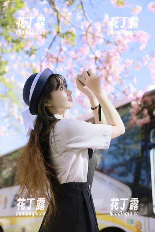 瑞丝馆-Eileen爱琳 瑞丝馆 - 精选图库:Eileen爱琳以毛衣为主题的写真,传递出凛冬中的温情瞬间.txt