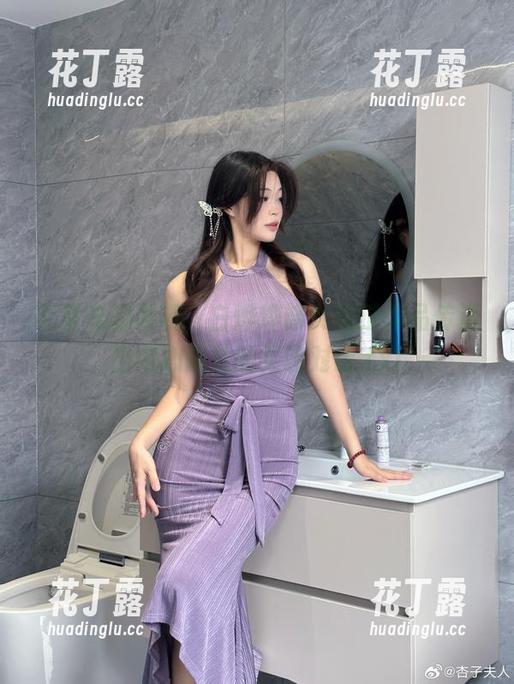 无圣光的凝视，白烨烨修女通过作品传递出内心深处的灵魂对话.txt