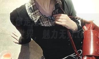 精选原图带你走进白金Saki的制服黑丝写真世界，魅力无穷.txt