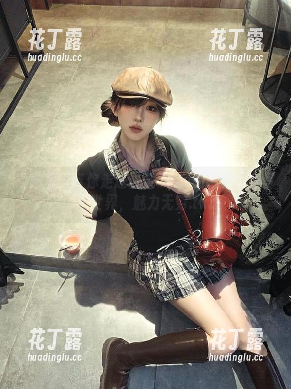 精选原图带你走进白金Saki的制服黑丝写真世界，魅力无穷.txt
