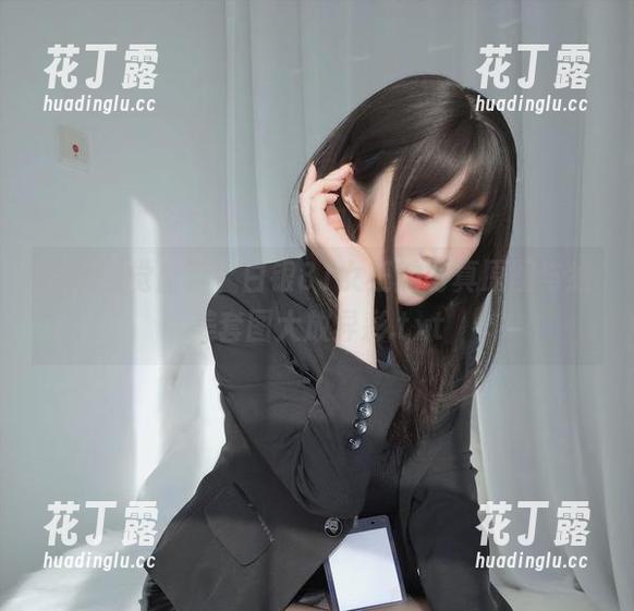 白银81 享受视觉盛宴,白银81女王的写真原图与绝美套图大放异彩.txt