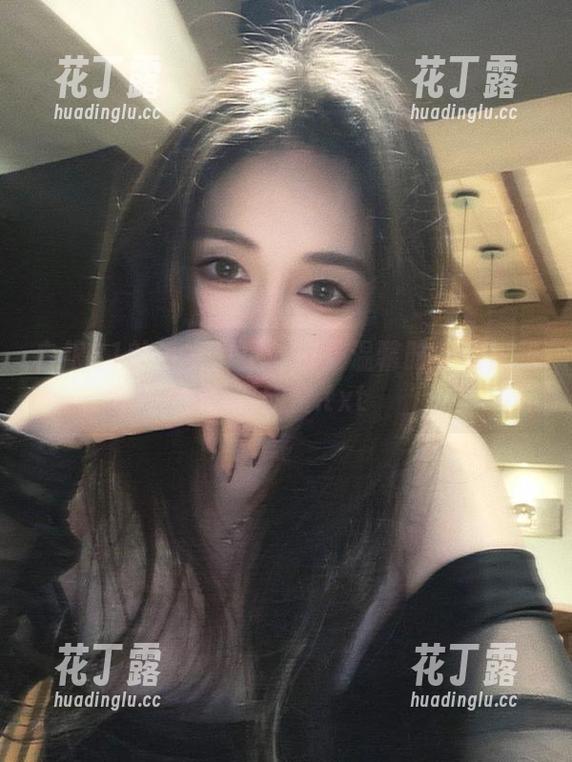 白银81的毛衣写真：享受温馨时光的优雅图包欣赏.txt