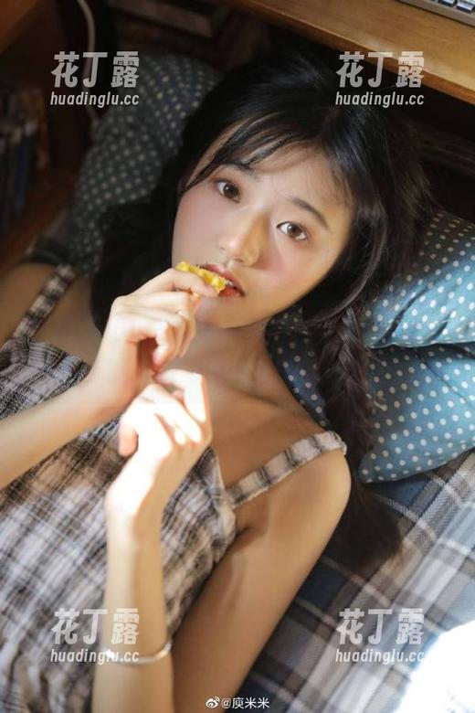 白露Bululu的睡衣私房写真，开启梦境之旅，感受每一个唯美瞬间.txt