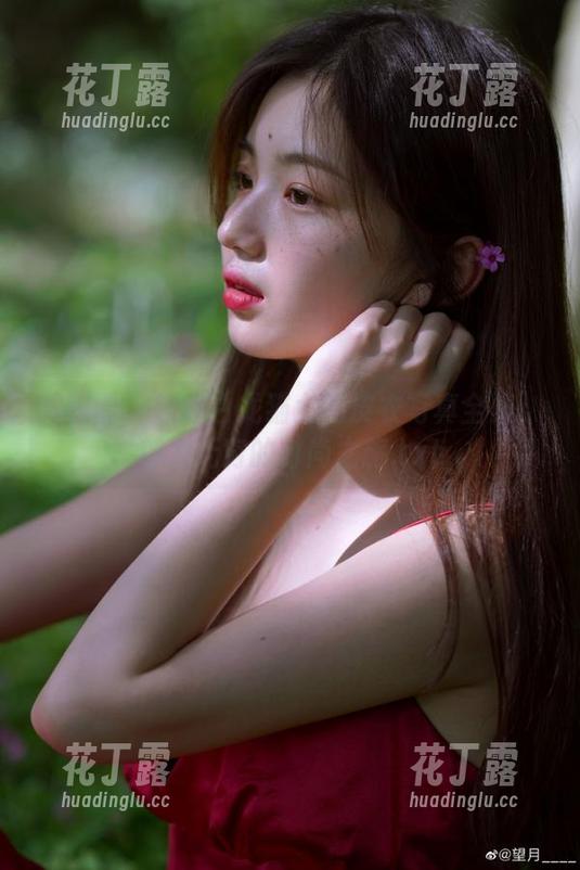 白龙猫女 微密圈 - 领略白龙猫女的皮衣写真全集:魅力无穷的时尚之旅.txt