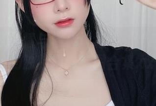 黑丝居家风情与楼梯道缠绵：眼酱大魔王w的独特摄影套图合集.txt