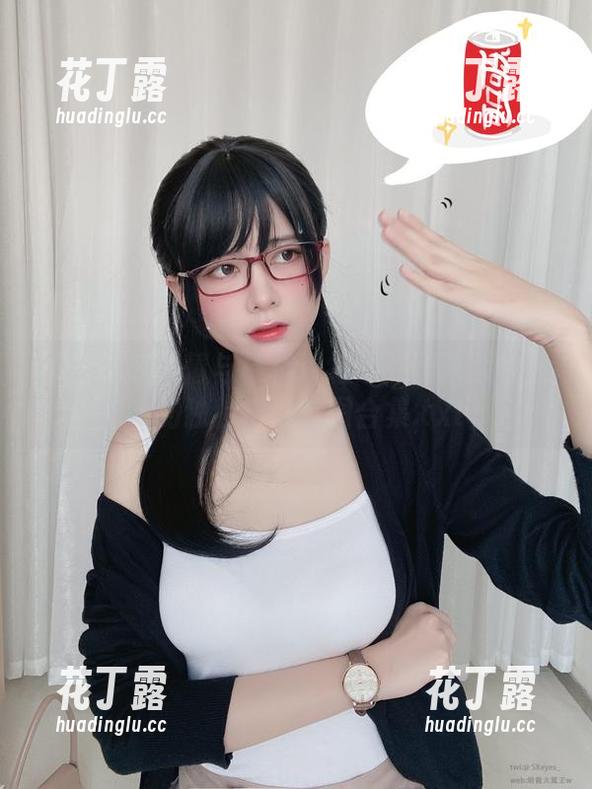 黑丝居家风情与楼梯道缠绵：眼酱大魔王w的独特摄影套图合集.txt