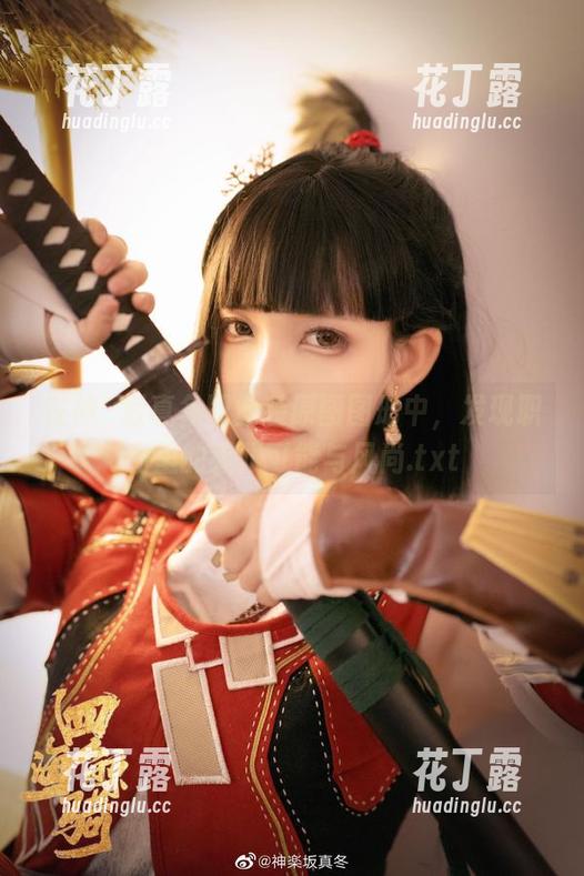 在神楽坂真冬职业装原图图册中，发现职场里的无限可能与风尚.txt