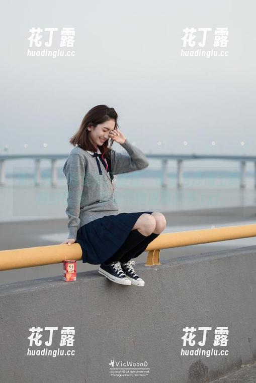秀人网 - 海边的区静瑶：在金色沙滩上绽放的优雅，带你领略原图的美.txt