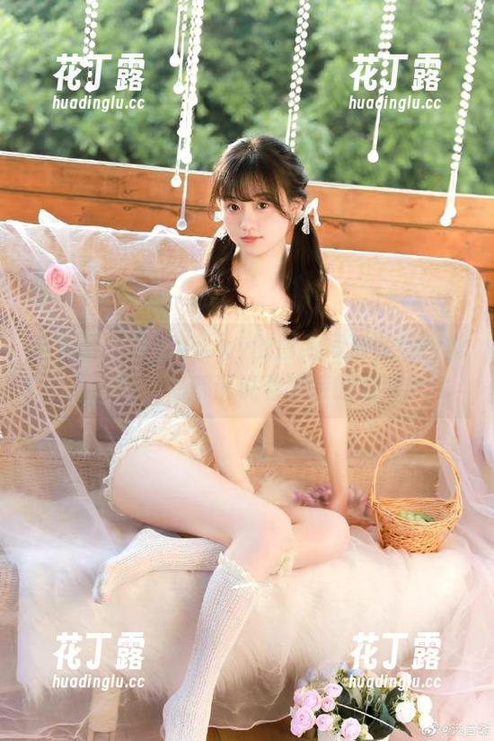 秀人网-可乐Vicky 秀人网 - 可乐Vicky的厨娘写真美食合集:每一幅作品都诉说着独特的故事.txt